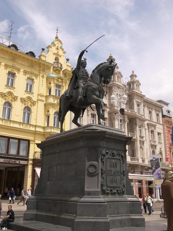 Studio Apartment With A View Of Ban Jelacic Square Zagreb Oda fotoğraf